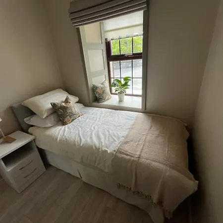 Oakdale Apartment