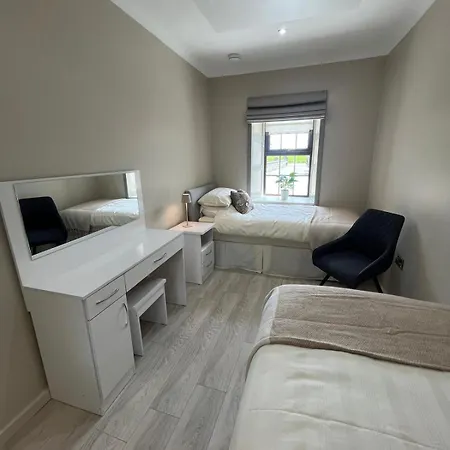 Oakdale Apartment *